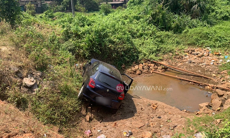 Katapady: ಚಾಲಕನ ನಿಯಂತ್ರಣ ತಪ್ಪಿ ಮೋರಿಗೆ ಬಿದ್ದ ಕಾರು