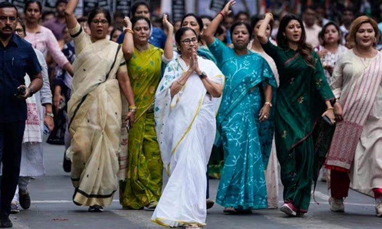 Mamata Banerjee: ಸಂದೇಶ್‌ಖಾಲಿ ಸಂತ್ರಸ್ತರ ಜತೆ ಮಮತಾ ರ‍್ಯಾಲಿ