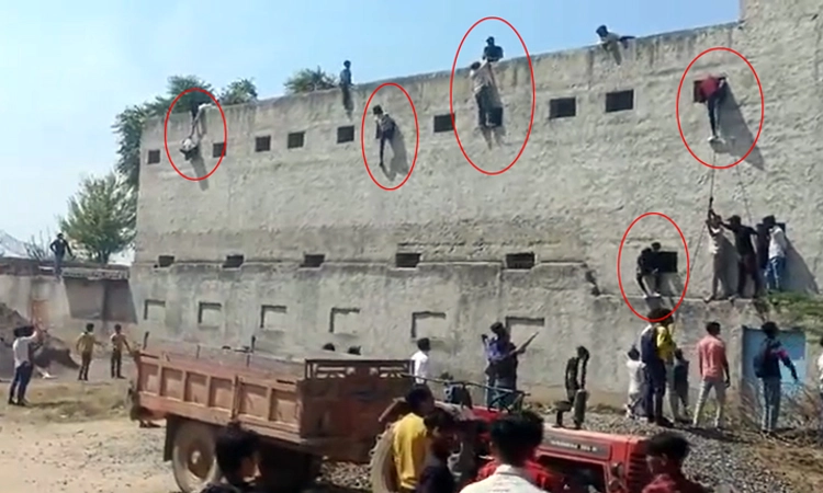 Video: ಜೀವದ ಹಂಗು ತೊರೆದು ಪರೀಕ್ಷೆ ಬರೆಯುವ ವಿದ್ಯಾರ್ಥಿಗಳಿಗೆ ಚೀಟಿ ನೀಡುತ್ತಿರುವ ಯುವಕರು!