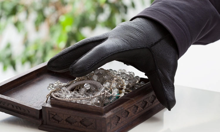 Dharwad: ಅಧಿಕಾರಿ ಪುತ್ರನ ಮದುವೆಯಲ್ಲಿ ಲಕ್ಷಾಂತರ ಹಣ, ವಜ್ರಗಳ ಕಳ್ಳತನ