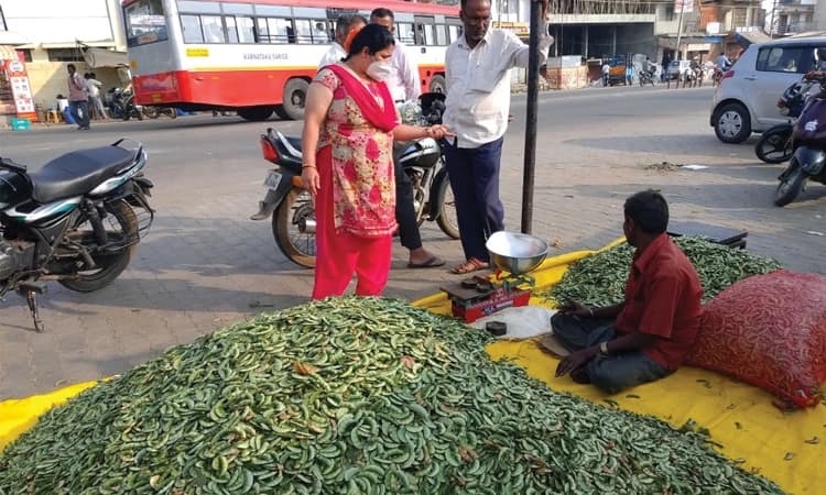 ಪಟ್ಟಣದಲ್ಲಿ ಹರಡಿದೆ ಸೊಗಡು ಅವರೆ ಘಮಲು