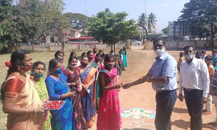 ಮಕ್ಕಳನ್ನು ಖುದ್ದಾಗಿ ಶಾಲೆಗೆ ಕರೆ ತಂದ ಪೋಷಕರು