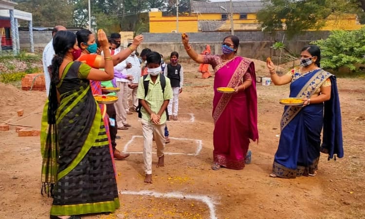ಶಿಕ್ಷಕರಿಂದ ಮಕ್ಕಳಿಗೆ ಹೂವಿನ ಸುರಿಮಳೆ