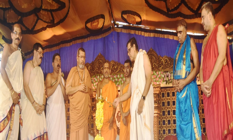 Brahmin Mahasabha: ಗಾಯತ್ರಿ ಮಂತ್ರದ ಅನುಷ್ಠಾನದಲ್ಲಿ ಸಮಾಜ ಒಂದಾಗಲಿ: ಪೇಜಾವರ ಶ್ರೀ