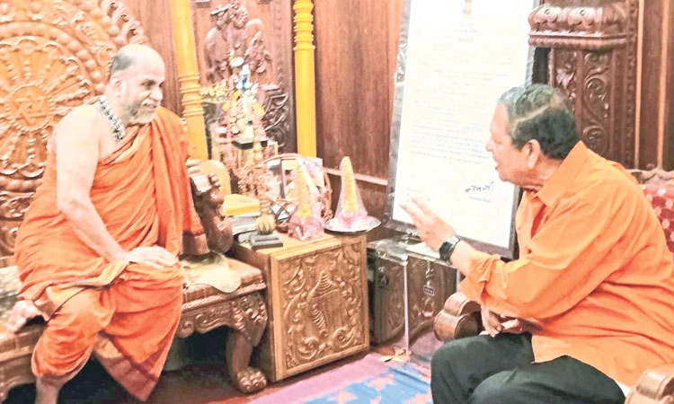Udupi: ಯತಿತ್ರಯರ ಜತೆ ನ್ಯಾ. ಸಂತೋಷ್‌ ಹೆಗ್ಡೆ ಗಂಭೀರ ಚರ್ಚೆ