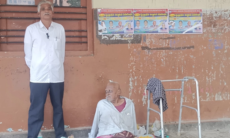 Dandeli:ಮನೆಯಿಂದ ಹೊರ ಹಾಕಲ್ಪಟ್ಟ ವೃದ್ಧ; ಆಶ್ರಯ ನೀಡಲು ಮುಂದಾದ ಚಿನ್ನಯ್ಯ ಆಶೀರ್ವಾದಂ ಗಜ್ಜ