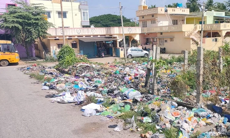 Kengeri ಉಪನಗರ- ಆರ್ವಿ ಕಾಲೇಜು ರಸ್ತೆ ಬಳಿ ಕಸದ ರಾಶಿ