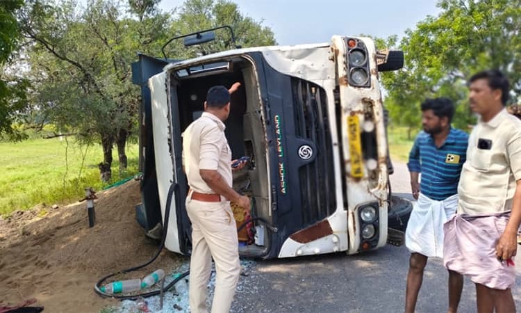 Sirwara: ಮರಳು ತುಂಬಿದ ಲಾರಿ ಪಲ್ಟಿ : ಇಬ್ಬರಿಗೆ ಗಾಯ