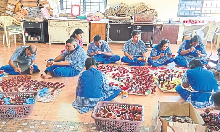Mangaluru: ವಿಶೇಷ ಮಕ್ಕಳ ಕಂಗಳಲ್ಲಿ ಬಣ್ಣದ ಹಣತೆಗಳ ಕಾಂತಿ