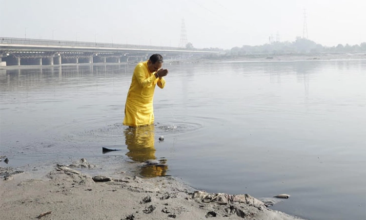 Water pollution; ಮಲಿನ ಯಮುನೆಯಲ್ಲಿ ಮಿಂದು ಬಿಜೆಪಿ ದಿಲ್ಲಿ ಘಟಕದ ಅಧ್ಯಕ್ಷ ಪ್ರತಿಭಟನೆ