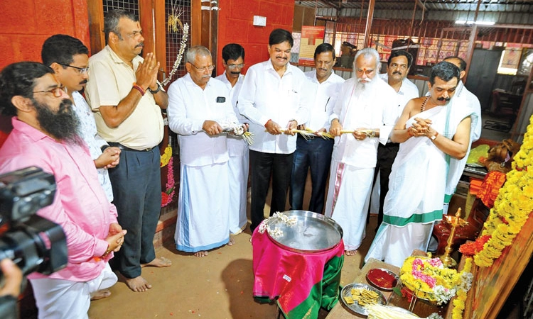 Kaup: ಮಾರಿಯಮ್ಮ ದೇವಿಯ ಸ್ವರ್ಣ ಗದ್ದುಗೆ: ಸ್ವರ್ಣ ಸಮರ್ಪಣೆಗೆ ಅಮಿತೋತ್ಸಾಹ