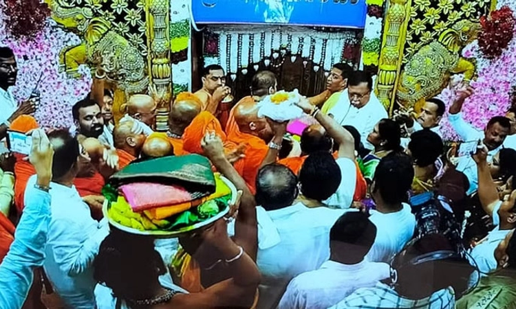 Hassan: ಹಾಸನಾಂಬೆ ದರ್ಶನ ಆರಂಭ: ದೇವಿಯ ಪವಾಡಕ್ಕೆ ಭಕ್ತರು ಪರವಶ