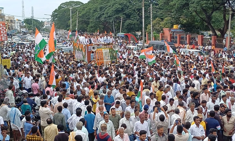 By Election; ಕೈ ಶಕ್ತಿ ಪ್ರದರ್ಶನ: ನಾಮಪತ್ರ ಸಲ್ಲಿಸಿದ ಯೋಗೇಶ್ವರ್, ಅನ್ನಪೂರ್ಣ