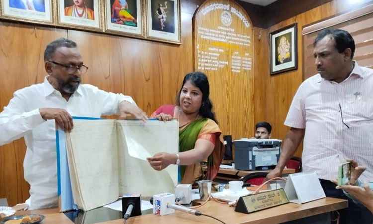 Davanagere: ಹಳೆಯ ದಾಖಲೆಗಳ ಲ್ಯಾಮಿನೇಶನ್:‌ ಮಹಾನಗರ ಪಾಲಿಕೆಯ ಹೊಸ ಕ್ರಮ