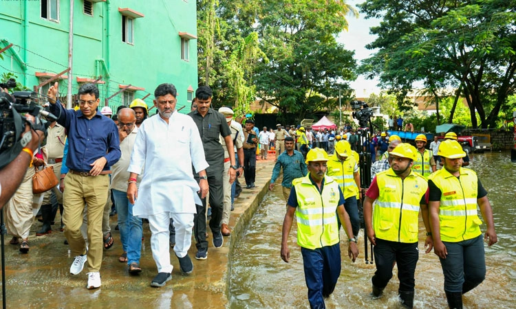 Bengaluru Rain: ಮನೆ ಬಾಗಿಲು ಮುರಿದಾದ್ರೂ ಕಾರ್ಯಾಚರಣೆ ಮುಂದುವರಿಸಿ: ಡಿಸಿಎಂ ಶಿವಕುಮಾರ್