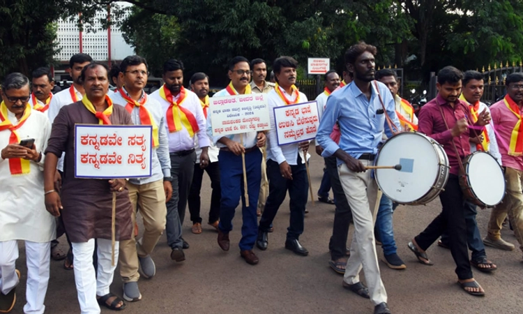 Bidar: ಅಂಗಡಿ ಮುಂಗಟ್ಟುಗಳ ಮುಂದೆ ಕನ್ನಡ ನಾಮಫಲಕ: ಆಡಳಿತದಿಂದ ಜಾಗೃತಿ ಜಾಥಾ