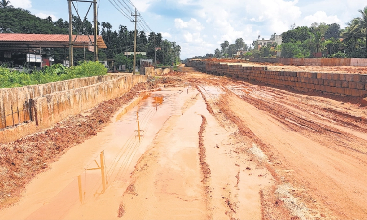 Puttur: ನಿಧಾನಕ್ಕೆ ಹೋಗಿ, ಇಲ್ಲಿ ಕೆಲಸವೂ ನಿಧಾನಗತಿಯಲ್ಲಿದೆ!
