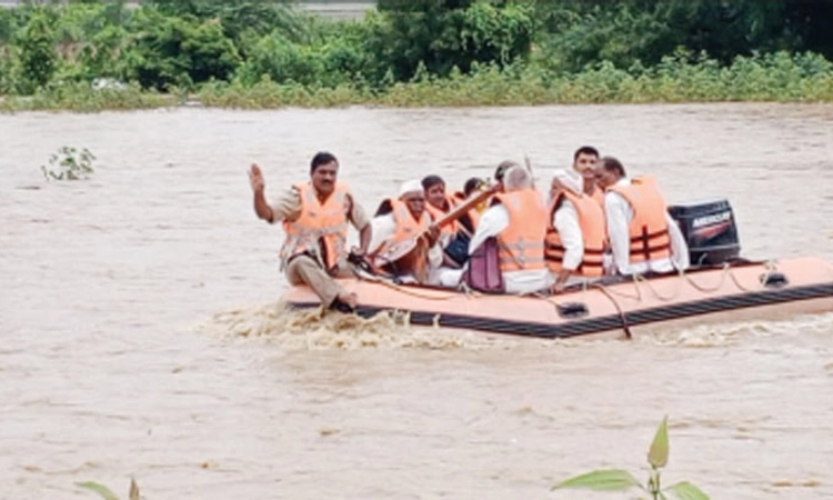 ಹುಬ್ಬಳ್ಳಿ: ಗೋಡೆ ಕುಸಿದು ಮಹಿಳೆ ಸಾ*ವು, 3500 ಕೋಳಿ ಬಲಿ!