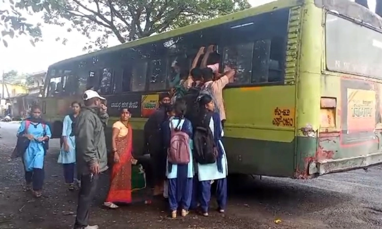 Dandeli: ವಿದ್ಯಾರ್ಥಿಗಳಿಗಾಗಿ ಹೆಚ್ಚುವರಿ ಬಸ್ ಬಿಡುವಂತೆ ಮನವಿ