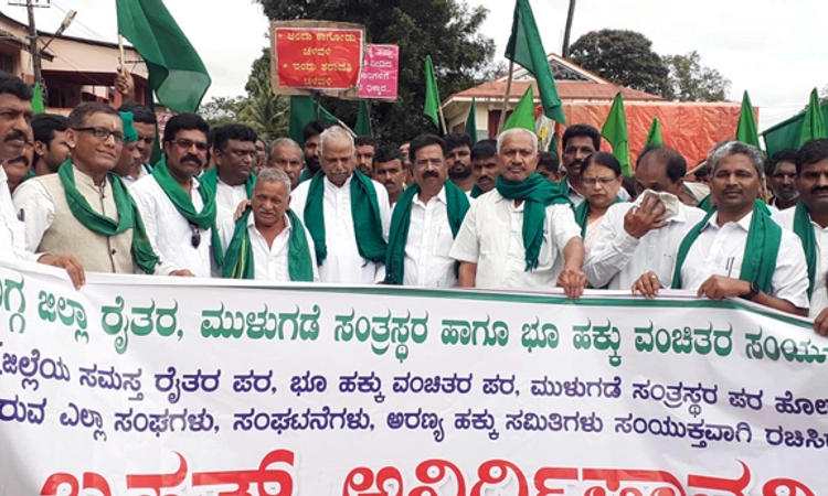 Sagara: ರೈತರ ವಿವಿಧ ಭೂಹಕ್ಕು ಮಂಜೂರಾತಿಗೆ ಒತ್ತಾಯಿಸಿ ಅಹೋರಾತ್ರಿ ಧರಣಿ
