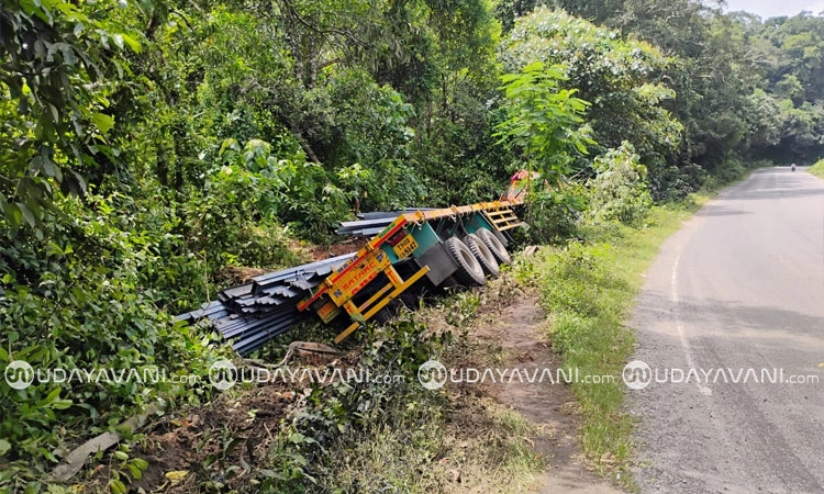 Yellapur: ಚಾಲಕನ ನಿಯಂತ್ರಣ ತಪ್ಪಿ ಉರುಳಿ ಬಿದ್ದ ಲಾರಿ