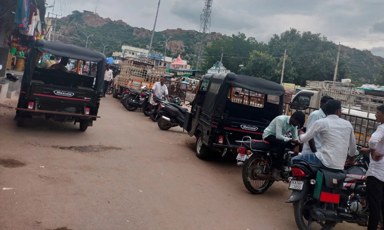 ಆಟೋ, ದ್ವಿಚಕ್ರ ವಾಹನಗಳಿಗೆ ಪ್ರತ್ಯೇಕ ಪಾರ್ಕಿಂಗ್‌ ವ್ಯವಸ್ಥೆ ಕಲ್ಪಿಸಲು ಸಾರ್ವಜನಿಕರ ಒತ್ತಾಯ