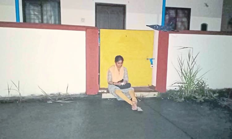 Puttur: ಎಪಿಎಂಸಿ ವಸತಿಗೃಹದಲ್ಲಿ ಅನಧಿಕೃತ ವಾಸ; ಮಹಿಳೆ ಹೊರಕ್ಕೆ