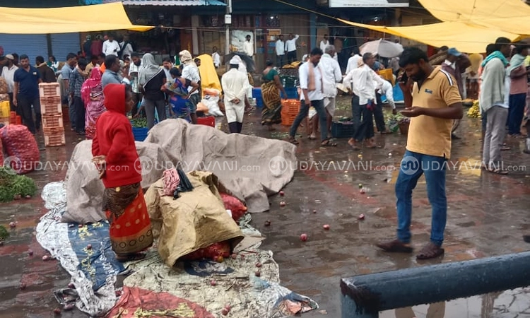 Mudhol: ವಾರದ ಸಂತೆಗೆ ಮಳೆರಾಯನ ಕಾಟ… ಜನಜೀವನ ಅಸ್ತವ್ಯಸ್ತ