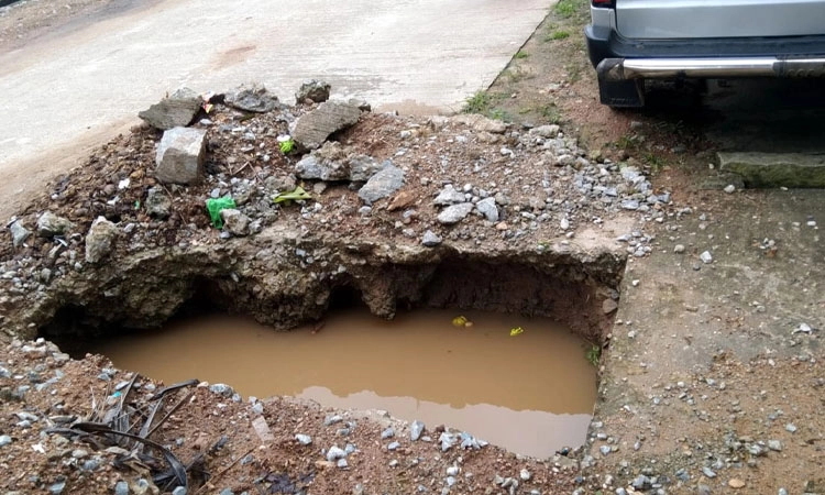 Holehonnur: ಹೊಸಕೊಪ್ಪ ಗ್ರಾಮದಲ್ಲಿ ಬಲಿಗಾಗಿ ಕಾದಿರುವ ಗುಂಡಿ