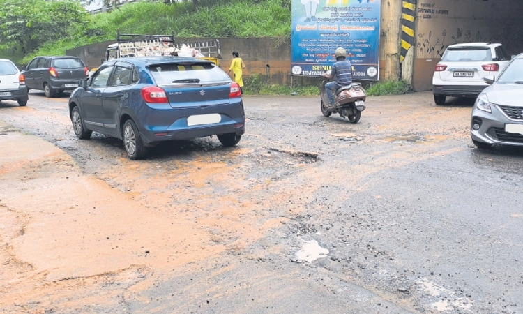 Mangaluru: ನಿತ್ಯ ಟ್ರಾಫಿಕ್‌ ಜಾಮ್‌ ಗೋಳು; ವಾಹನ ಸವಾರರ ಪರದಾಟ