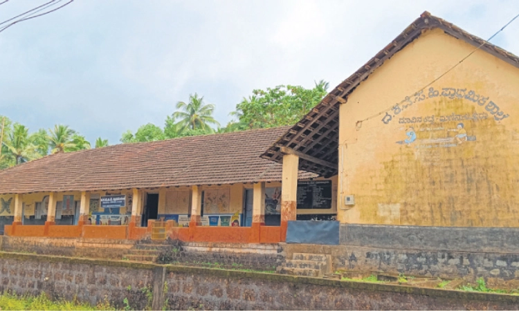 Maninalkur: ಶಿಥಿಲಾವಸ್ಥೆಯಲ್ಲಿ ಹಳೆ ಶಾಲಾ ಕಟ್ಟಡ; ಕ್ರಮಕ್ಕೆ ಆಗ್ರಹ