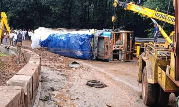 Yellapur: ಸರಕು ತುಂಬಿದ ಲಾರಿ ಪಲ್ಟಿಯಾಗಿ ಸಂಚಾರ ಸಂಪೂರ್ಣ ಸ್ಥಗಿತ