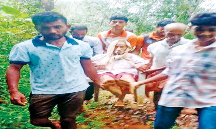 Guttigaru: ವೃದ್ಧರನ್ನು ಹೊತ್ತುಕೊಂಡು ಆಸ್ಪತ್ರೆಗೆ ಕೊಂಡೊಯ್ದರು!