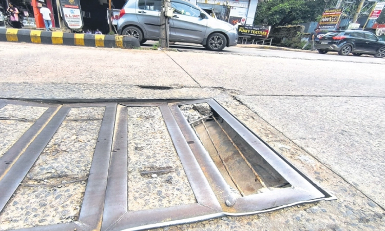 Hampankatta: ಕೆ.ಎಸ್‌.ರಾವ್‌ ರಸ್ತೆ; ಅಪಾಯಕಾರಿ ಕೇಬಲ್‌ ಛೇಂಬರ್‌