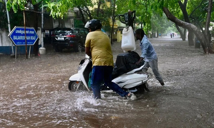 Chennai: ಧಾರಾಕಾರ ಮಳೆಗೆ ತಮಿಳುನಾಡು ಹೈರಾಣ; 5 ವಿಮಾನ, 4 ರೈಲುಗಳ ಸಂಚಾರ ರದ್ದು