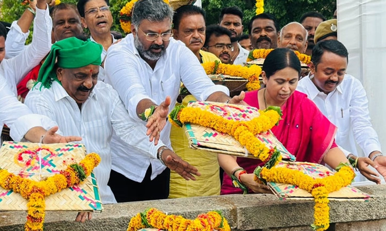 Belagavi: ಮಲಪ್ರಭಾ ಜಲಾಶಯಕ್ಕೆ ಲಕ್ಷ್ಮಿ ಹೆಬ್ಬಾಳಕರ ಬಾಗಿನ ಅರ್ಪಣೆ