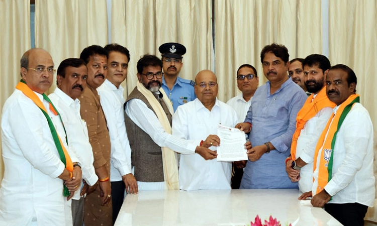 Hubli case ವಾಪಸ್‌; ಬೀದಿಗಿಳಿದ ಬಿಜೆಪಿ: ರಾಜ್ಯಪಾಲರಿಗೆ ದೂರು