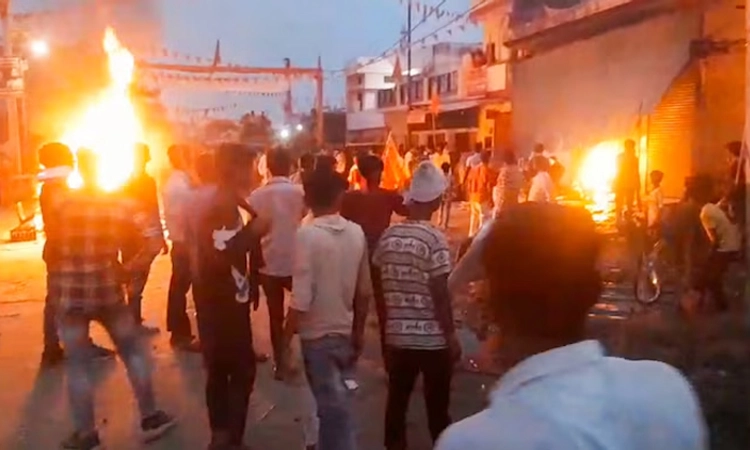 UP: ದುರ್ಗಾ ವಿಸರ್ಜನೆ ವೇಳೆ ಕೋಮು ಘರ್ಷಣೆ: ಗುಂಡಿನ ದಾಳಿ… ಯುವಕ ಬಲಿ, 30 ಮಂದಿ ಬಂಧನ