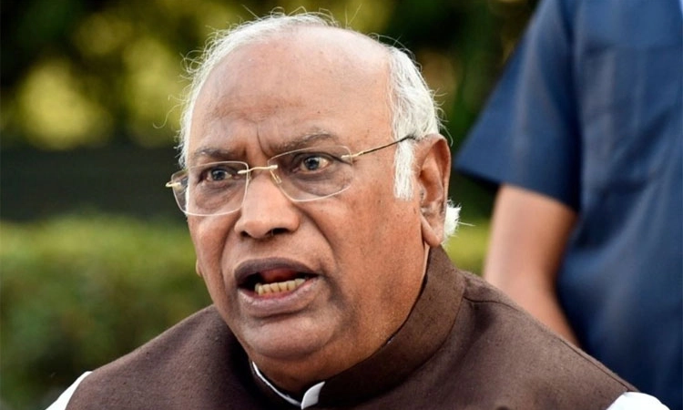 Kharge: ಕುಟುಂಬದ ಭೂಮಿ ವಾಪಸ್‌! ಸಿದ್ದು ಮುಡಾ ನಿವೇಶನ ವಾಪಸ್‌ ಬೆನ್ನಿಗೆ