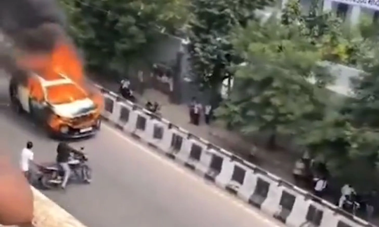 Viral Video; ಬೆಂಕಿ ಹೊತ್ತಿಕೊಂಡ ಬಳಿಕ ಚಾಲಕನಿಲ್ಲದೆ ಚಲಿಸಿದ ಕಾರು!!