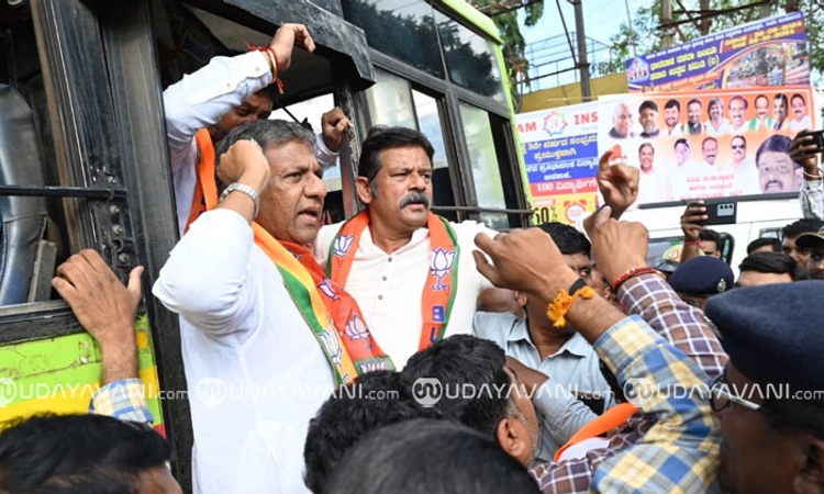 Dharwad: ಸಿಎಂ ಸಿದ್ದು ವಿರುದ್ದ ಪ್ರತಿಭಟನೆ: ಬಿಜೆಪಿ ಮುಖಂಡರು ವಶಕ್ಕೆ