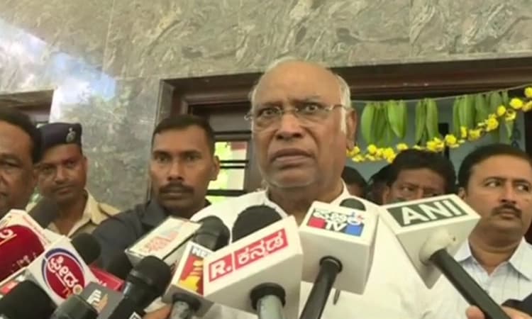 Baba Siddique Case: ಮಹಾರಾಷ್ಟ್ರದಲ್ಲಿ ಕಾನೂನು ವ್ಯವಸ್ಥೆ ಸಂಪೂರ್ಣ ಕುಸಿದಿದೆ: ಖರ್ಗೆ