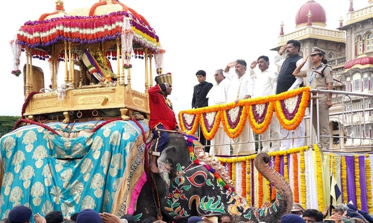 Mysuru Dasara: ವಿಶ್ವವಿಖ್ಯಾತ ಜಂಬೂಸವಾರಿ ಸಂಪನ್ನ; 5ನೇ ಬಾರಿ ಅಂಬಾರಿ ಹೊತ್ತ ಅಭಿಮನ್ಯು