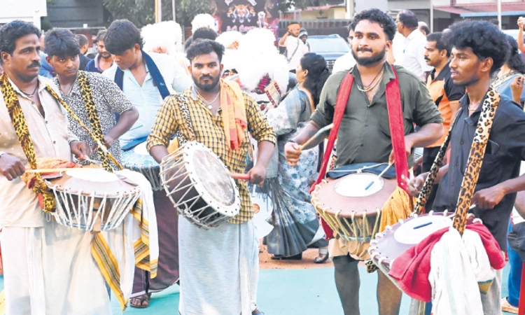 Mangaluru: ಹುಲಿಗಳ ಅಬ್ಬರಕ್ಕೆ ತಾಸೆ ಪೆಟ್ಟೇ ಆಧಾರ!