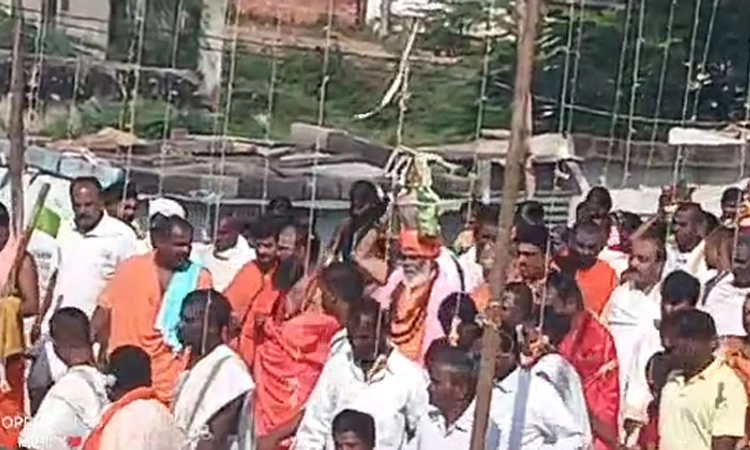 Gadag: ಕುಂಭ ಹೊತ್ತು 3 ಕಿ.ಮೀ. ಪಾದಯಾತ್ರೆ ನಡೆಸಿದ ರಂಭಾಪುರಿ ಜಗದ್ಗುರುಗಳು