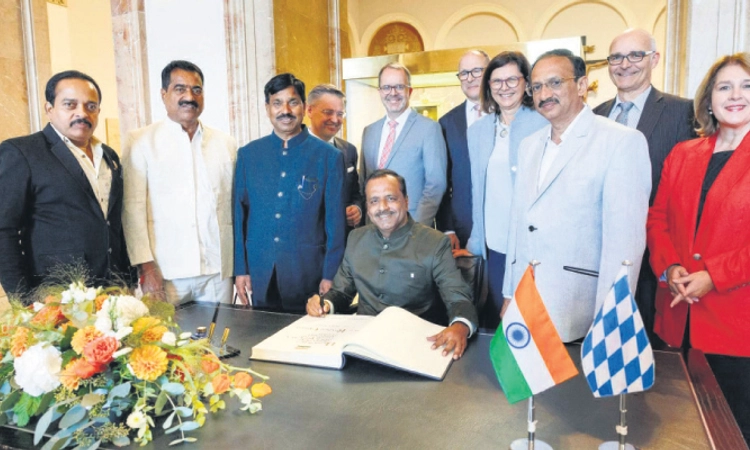 Mangaluru: ಜರ್ಮನಿ ಪಾರ್ಲಿಮೆಂಟ್‌ ಪುಸ್ತಕದಲ್ಲಿ ಸ್ಪೀಕರ್‌ ಖಾದರ್‌ ಸಹಿ