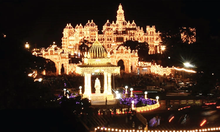 Mysore Dasara: ಕಾಣ ಬನ್ನಿ … ಬೆಳಕಿನರಮನೆ