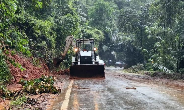 Charmadi: ಭಾರೀ ಮಳೆಗೆ ಧರೆ ಕುಸಿತ&#8230; ಜೆಸಿಬಿಯಿಂದ ಮಣ್ಣು ತೆರವು ಕಾರ್ಯಾಚರಣೆ