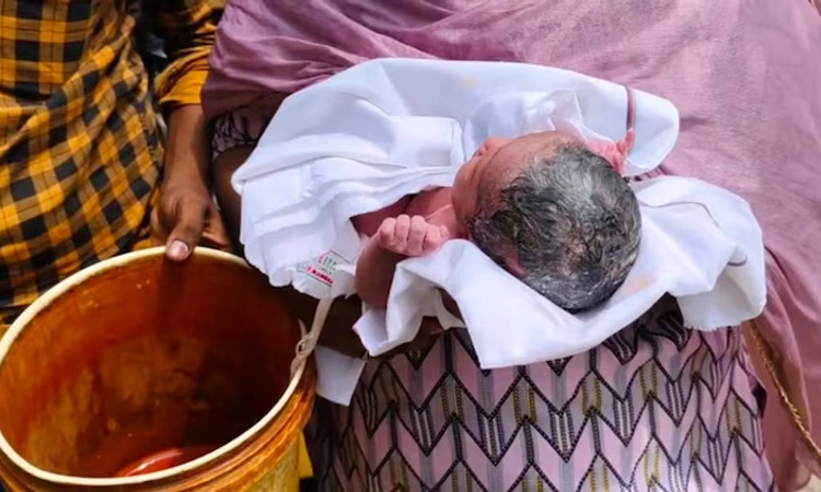 Newborn Baby: ಶೌಚಾಲಯದಲ್ಲಿ ನವಜಾತ ಹೆಣ್ಣು ಮಗು ಪತ್ತೆ, ನೈರ್ಮಲ್ಯ ಕಾರ್ಯಕರ್ತರಿಂದ ರಕ್ಷಣೆ