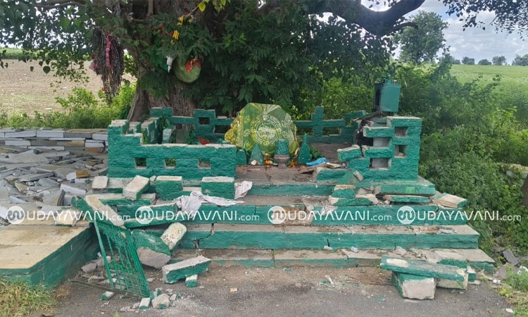 Dargah: ಚಿತ್ತಾಪುರ-ಕರದಳ್ಳಿ ರಸ್ತೆ ಮಧ್ಯದಲ್ಲಿರುವ ಸೈಯದ್ ಪೀರ್ ದರ್ಗಾ ಧ್ವಂಸ